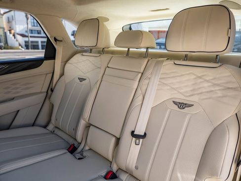 Used 2025 Bentley Bentayga image 15