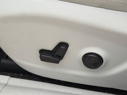 Used 2019 Jeep Cherokee Limited w/ Technology Group image 16