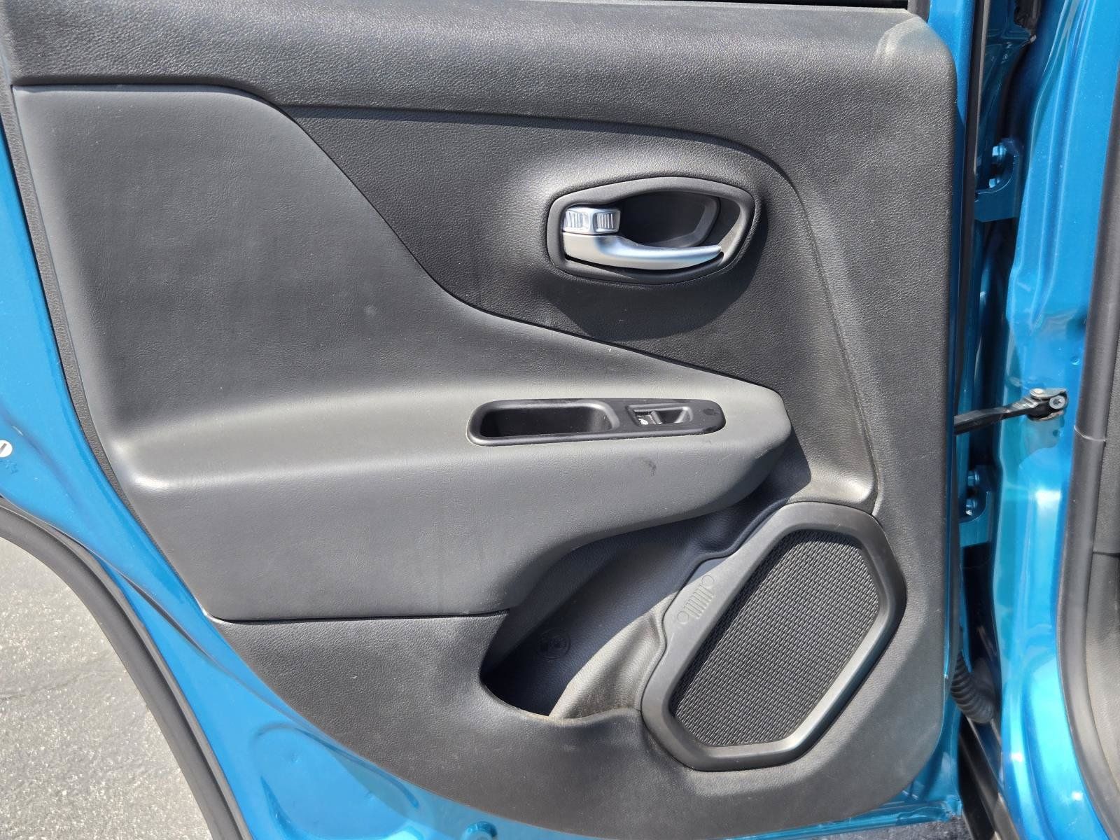 Used 2022 Jeep Renegade Latitude AWD/4WD image 27