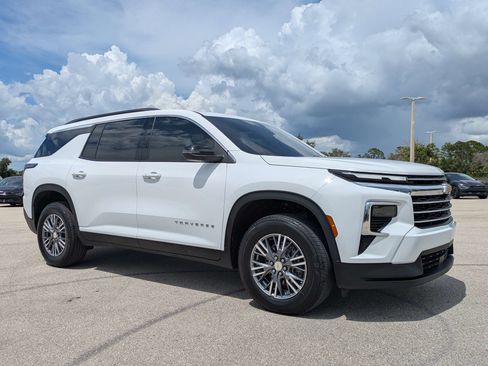 Used 2025 Chevrolet Traverse LT FWD image 2