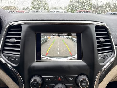 Used 2021 Jeep Grand Cherokee Laredo w/ Security & Convenience Group image 30