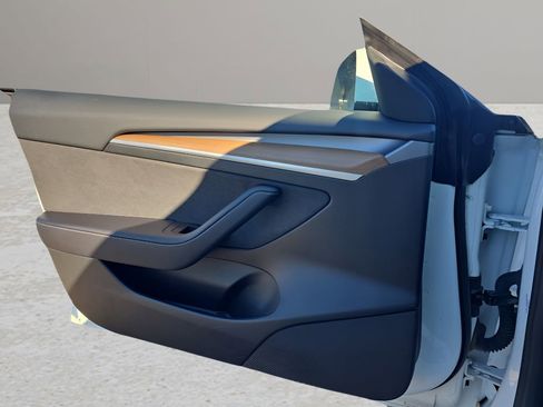 Used 2023 Tesla Model 3 Standard Range image 16