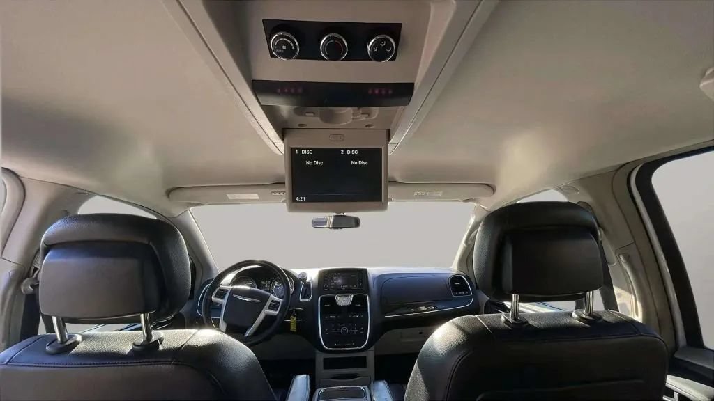 Used 2014 Chrysler Town & Country Touring FWD image 21