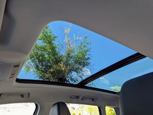 Used 2025 Volkswagen Taos SE w/ Panoramic Sunroof Package image 14