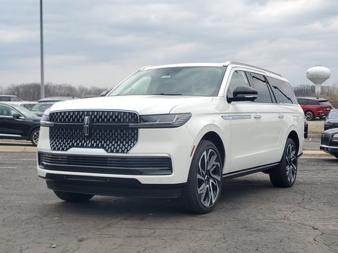 New 2026 Lincoln Navigator L Reserve AWD/4WD image 2