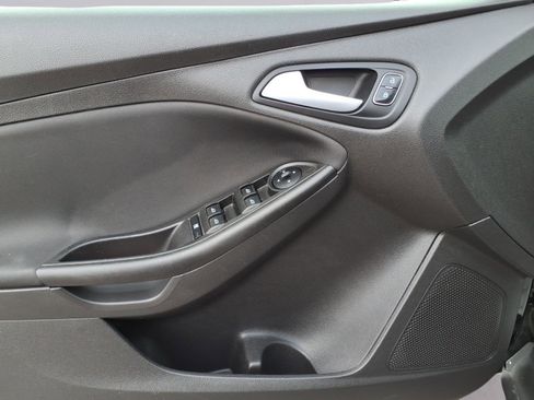 Used 2018 Ford Focus SE FWD image 14