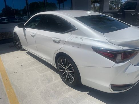 Certified 2024 Lexus ES 300h w/ Premium Package FWD image 6