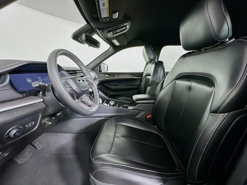 Used 2024 Jeep Grand Cherokee Limited image 13