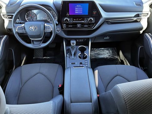 Used 2024 Toyota Highlander LE image 9
