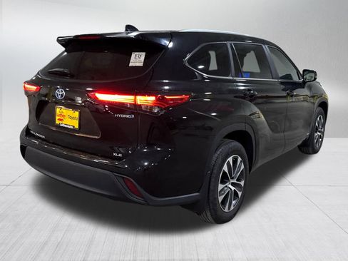 Used 2023 Toyota Highlander XLE image 6
