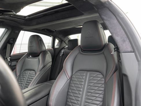 Used 2021 Maserati Quattroporte Trofeo image 9