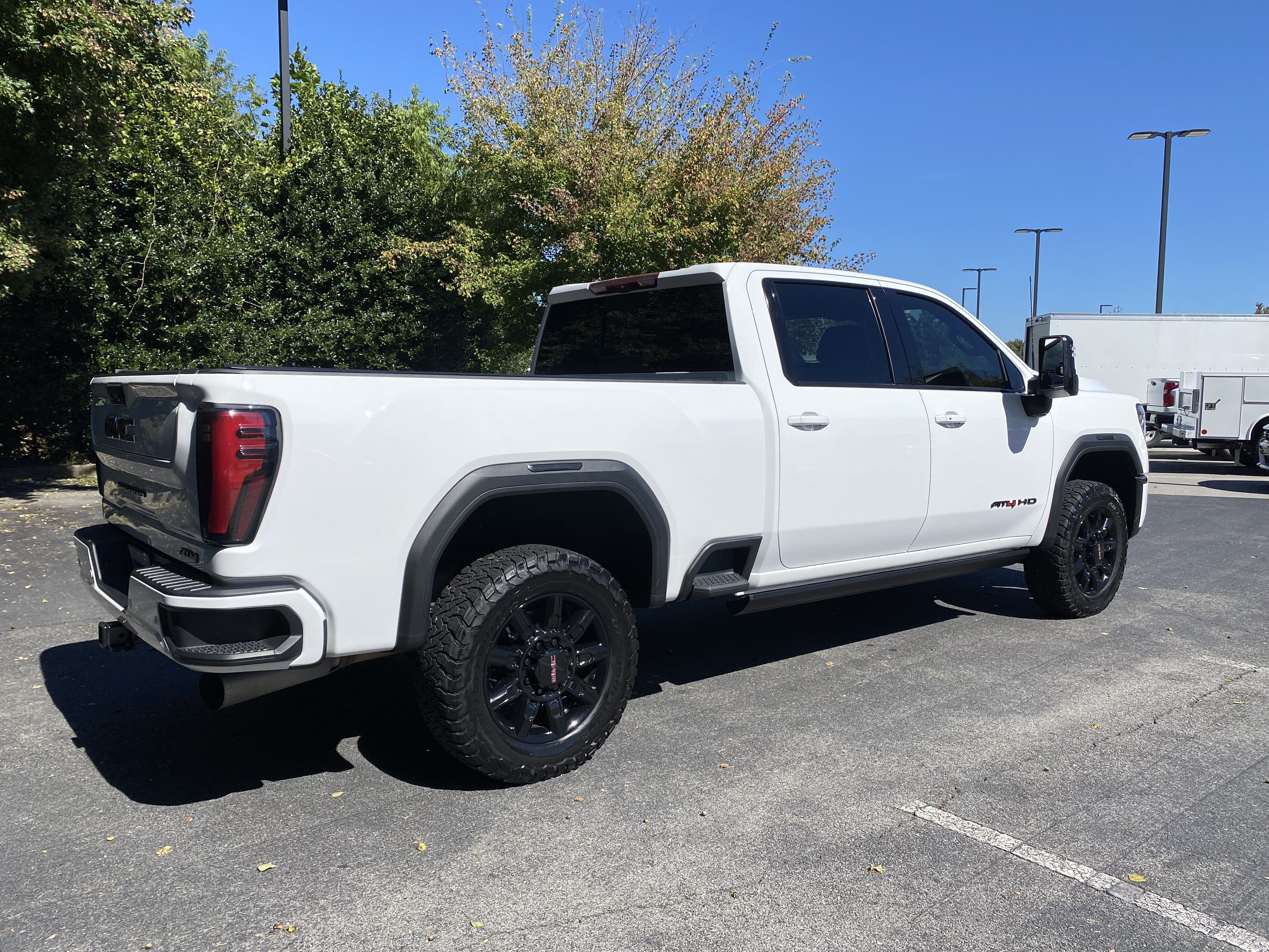 Used 2024 GMC Sierra 2500 AT4 w/ AT4 Premium Plus Package AWD/4WD image 9