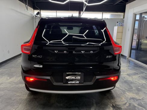 Used 2024 Volvo XC40 B5 Plus image 5