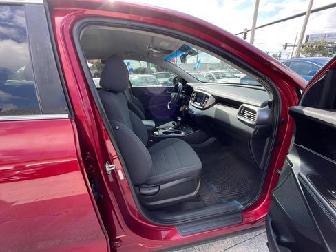 Used 2019 Kia Sorento FWD image 2