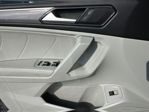 Used 2023 Volkswagen Tiguan SE R-Line image 11