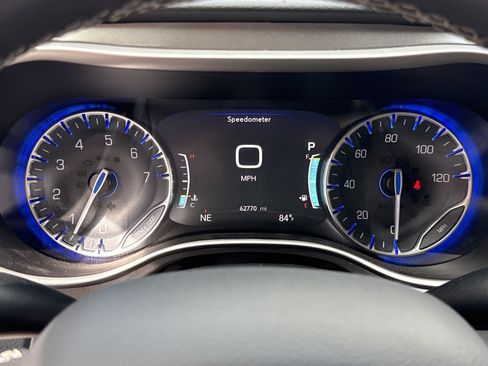 Used 2023 Chrysler Pacifica Touring-L FWD image 31