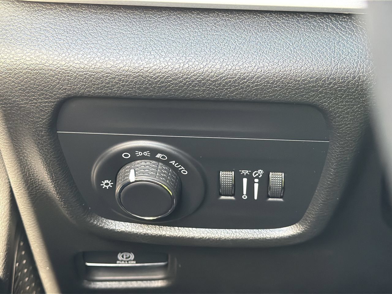 Used 2023 Jeep Grand Cherokee Laredo w/ Luxury Tech Group I RWD image 26