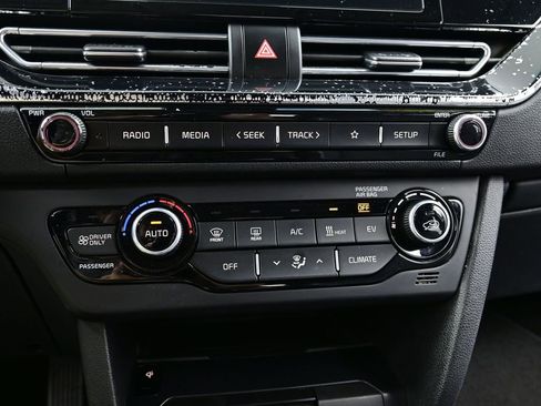 Used 2022 Kia Niro EX w/ Cold Weather Package image 10