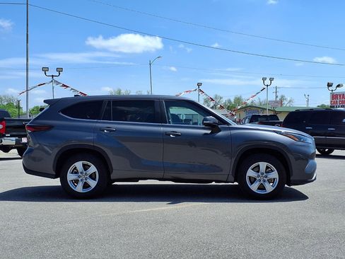 Used 2025 Toyota Highlander LE FWD image 2