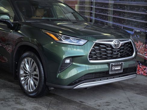 Used 2023 Toyota Highlander Platinum image 2