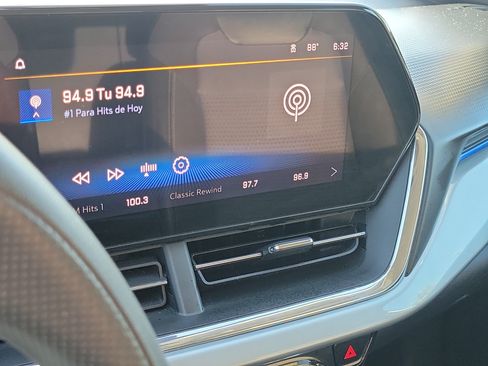 Used 2025 Chevrolet Trax LT FWD image 27