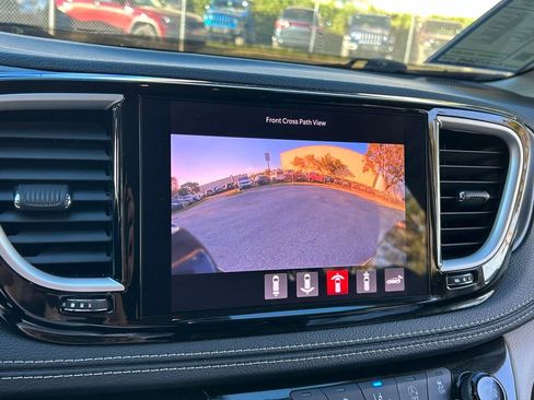 Used 2023 Chrysler Pacifica Touring-L image 25