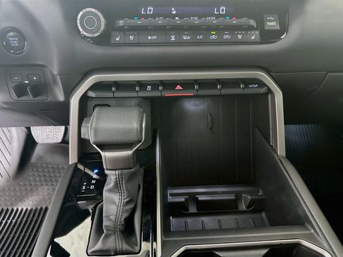 Used 2025 Toyota Tundra Limited AWD/4WD image 23