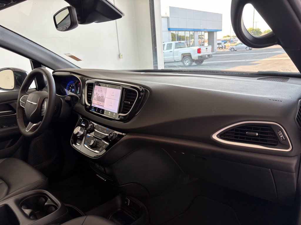 Used 2025 Chrysler Pacifica Select FWD image 40