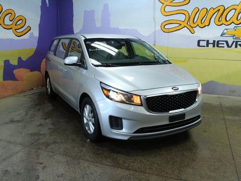 Used 2018 Kia Sedona L image 2