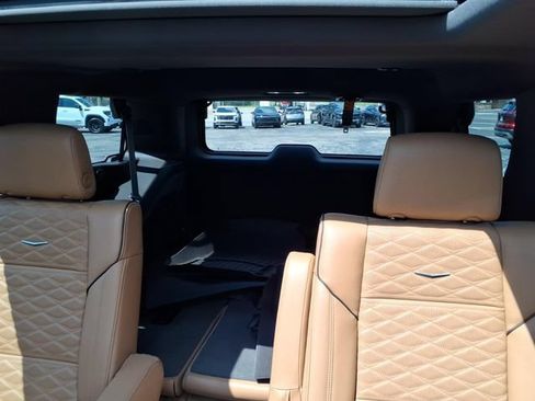 Used 2023 Cadillac Escalade Premium Luxury w/ LPO, Illumination Package AWD/4WD image 11