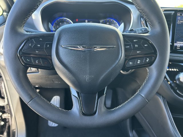 Used 2025 Chrysler Pacifica Limited FWD image 25
