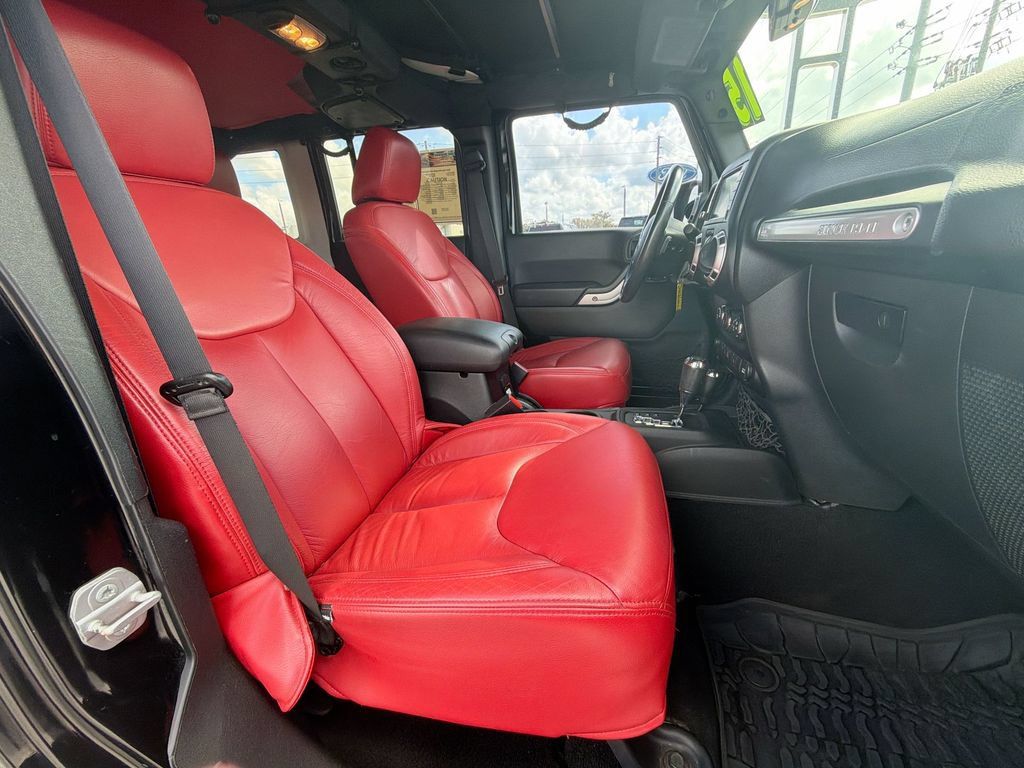 Used 2015 Jeep Wrangler Unlimited Sahara w/ Connectivity Group AWD/4WD image 12