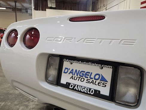 Used 2004 Chevrolet Corvette Coupe w/ Roof Package RWD image 18