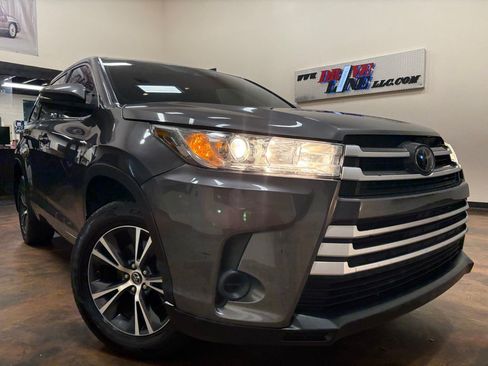 Used 2018 Toyota Highlander LE AWD/4WD image 36