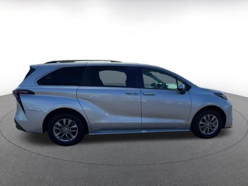 Used 2023 Toyota Sienna XLE FWD image 13