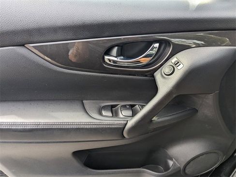 Used 2019 Nissan Rogue SV image 31