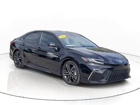 Used 2025 Toyota Camry XSE FWD image 3