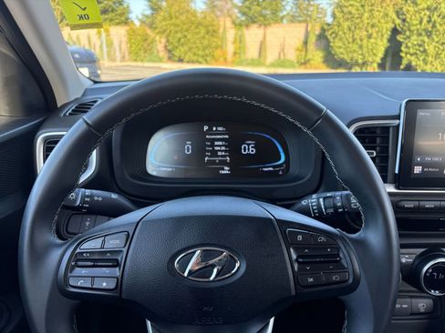 Used 2025 Hyundai Venue SEL image 27