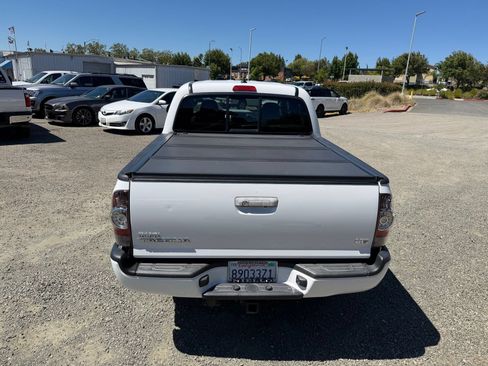 Used 2015 Toyota Tacoma 4x4 Double Cab w/ TRD Sport Package image 4