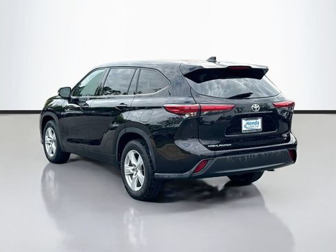 Used 2020 Toyota Highlander LE FWD image 5