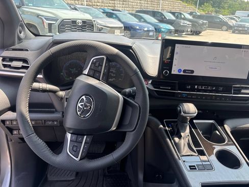 Used 2026 Toyota Sienna Platinum AWD/4WD image 9
