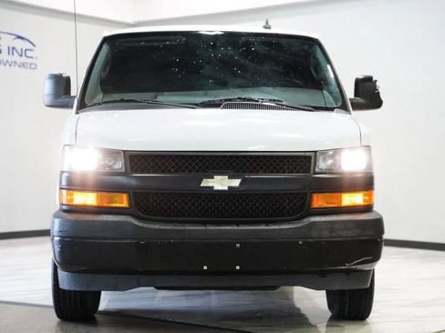 Used 2020 Chevrolet Express 2500 Extended RWD image 2