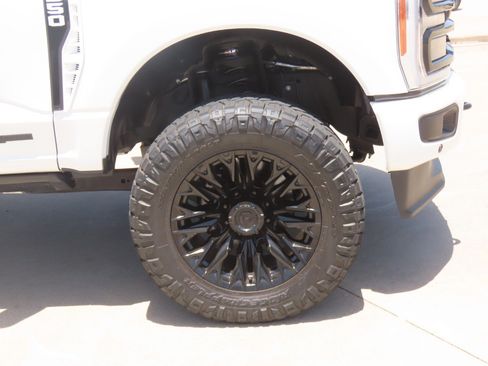 Used 2023 Ford F350 Lariat w/ Lariat Ultimate Package AWD/4WD image 9