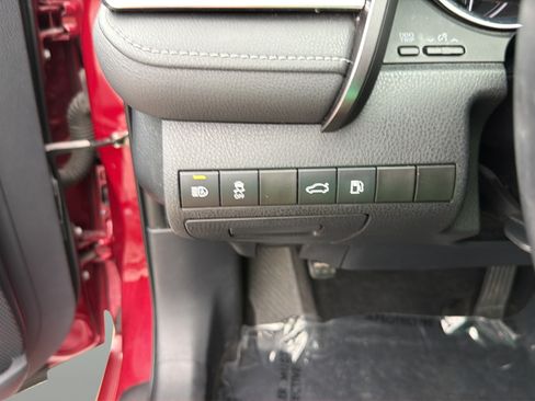 Used 2018 Toyota Camry SE w/ Convenience Package FWD image 19