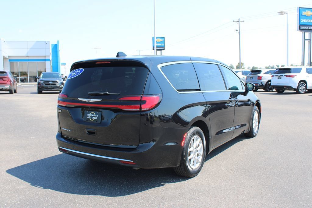 Used 2025 Chrysler Pacifica Select FWD image 9