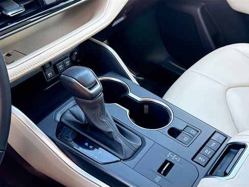 Used 2021 Toyota Highlander XLE image 29