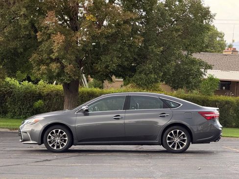 Used 2018 Toyota Avalon XLE FWD image 2