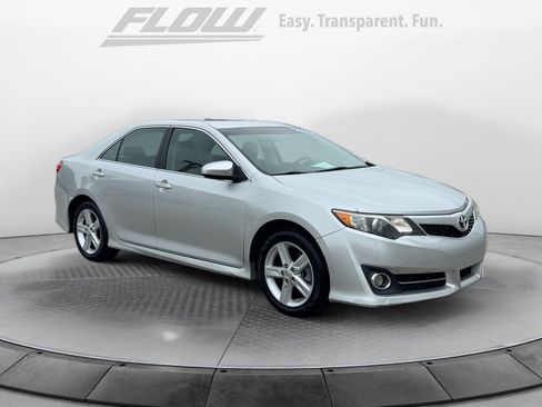 Used 2014 Toyota Camry SE FWD image 1