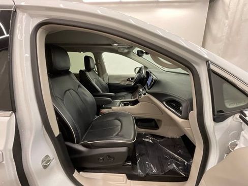 Used 2023 Chrysler Pacifica Limited FWD image 23