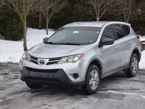 Used 2014 Toyota RAV4 LE image 2